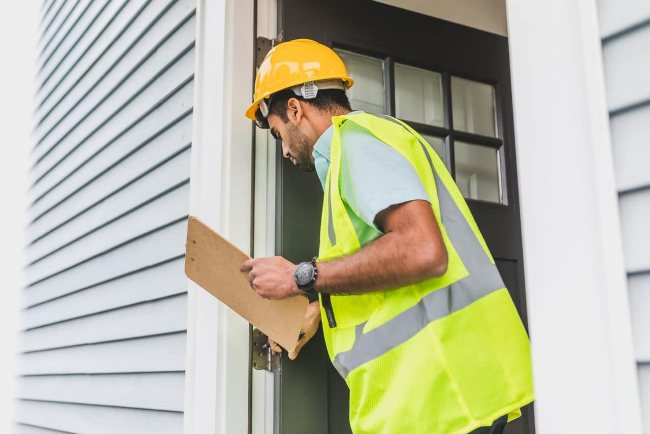 Profesional de Seguridad e Higiene realizando mediciones en planta industrial